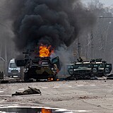 Hořící ruská vozidla v Charkově.