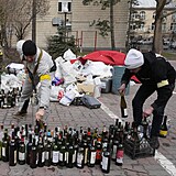 Obyvatelé Kyjeva chystají Molotovovy koktejly.