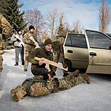 Civilisté v Kyjevě trénují boj a obranu s vojenskými instruktory na začátku...