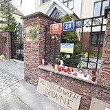 Vzkazy a svíčky u ukrajinské ambasády,