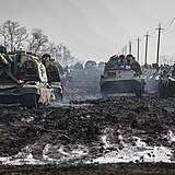 Ruské jednotky manévrují s obrněnými vozidly v bahnitém terénu v ruském Rostově...