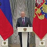 Vladimir Putin dnes na tiskové konferenci obhajoval své rozhodnutí vtrhnout na...