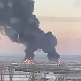 Vojenské letiště Čuhuiv na předměstí Charkova hoří.