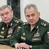 Šojgu a Gerasimov - dva nejvyšší ruští generálové - se při setkání s Putinem,...