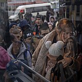 Tisíce obyvatel Kyjeva se snaží dostat pryč z města.
