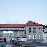 Rohová budova na pražském Klárově sloužila jako trafostanice.