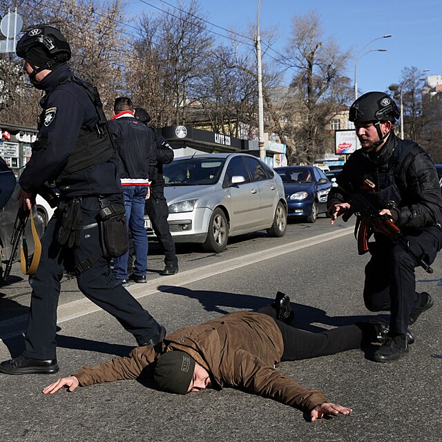 Ukrajinsk policie provuje vechny podezel vozy v Kyjev.