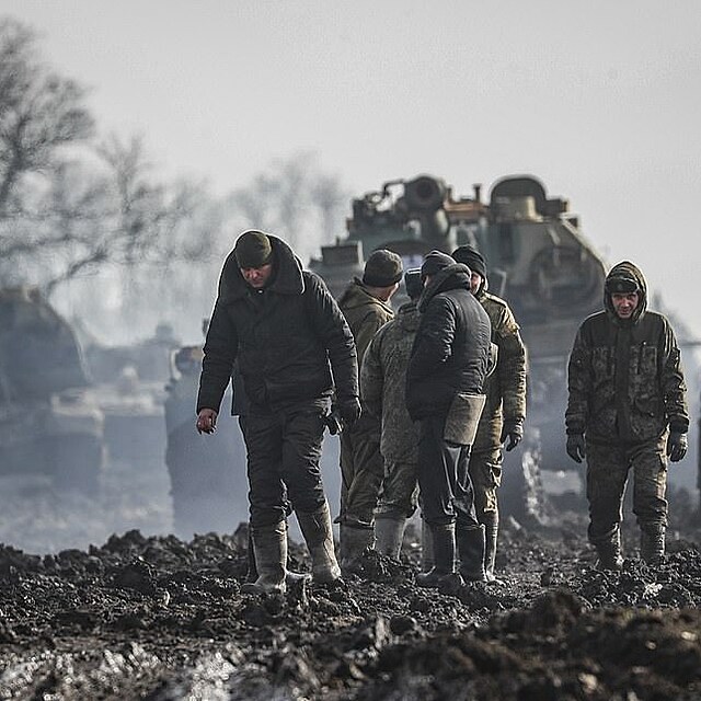 Rusk jednotky manvruj s obrnnmi vozidly v bahnitm ternu v ruskm Rostov...
