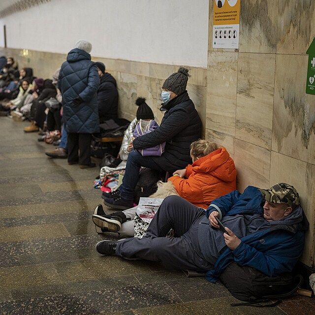 Takhle vypadala noc v Kyjev. Lid se makali v prostorch metra a pomoc...