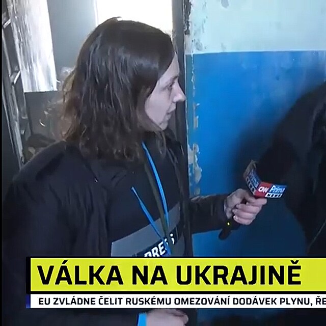 Reportrka CNN Prima News Darja Stomatov v zasaen ukrajinsk vesnici