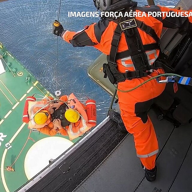 Evakuace posdky lodi Felicity Ace pln elektromobil, kter u Azor zaala...