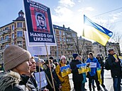 Demonstrace ped ruskou ambasádou v Oslu. Lidé pirovnávají Putina k Hitlerovi