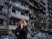 Natálie Sevrjuková u svého znieného domu v Kyjev.