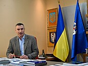 Vitalij Kliko ve své pracovn starosty Kyjeva.