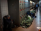 Lidé se schovávají v metru ve Lvov.