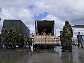ecká armáda nakládá vojenskou pomoc Ukrajin.