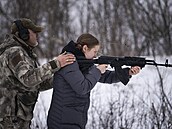 Instruktor v Kyjev trénuje civilistku.