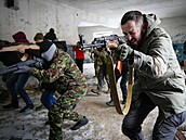 Civilisté v Kyjev trénují boj a obranu s vojenskými instruktory na zaátku...