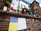 Vzkazy a svíky u ukrajinské ambasády,