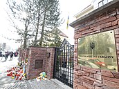 Vzkazy a svíky u ukrajinské ambasády,