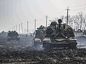 Ruské jednotky manévrují s obrnnými vozidly v bahnitém terénu v ruském Rostov...