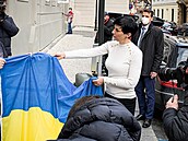 Markéta Pekarová Adamová pózuje s vlajkou.