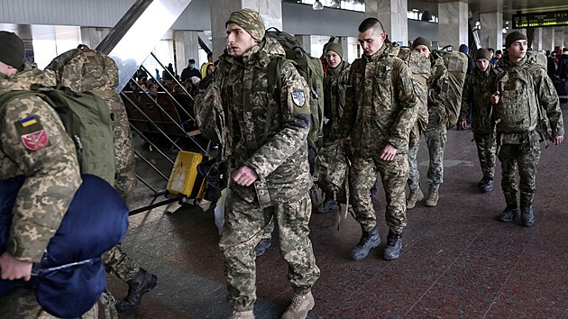 Ukrajintí vojáci v centru Kyjeva.