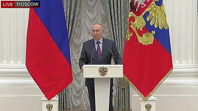 Vladimir Putin na tiskov konferenci obhajoval sv rozhodnut vtrhnout na vchodn Ukrajinu.