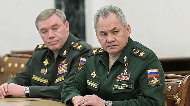 ojgu a Gerasimov - dva nejvyí rutí generálové - se pi setkání s Putinem,...