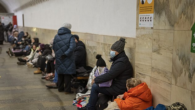 Takhle vypadala noc v Kyjev. Lidé se makali v prostorách metra a pomocí...