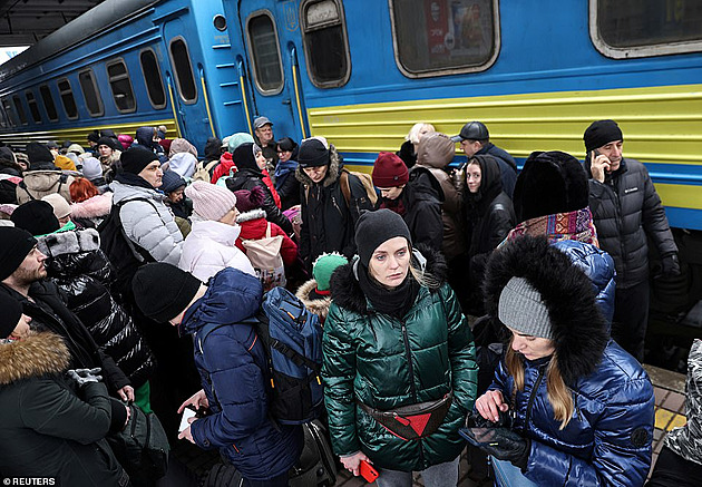 Davy lidí se shromažďují na kyjevském nádraží, kde se snaží uprchnout z města...