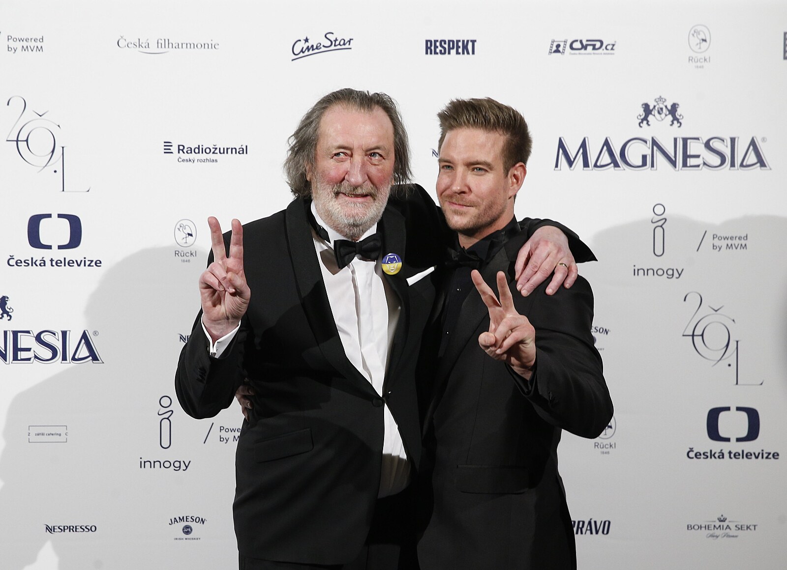 Jednu z cen p�ed�vali i Bolek Pol�vka se synem Vladim�rem.