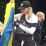 Madonna hlasit podporuje Ukrajinu.
