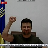 Volodymyr Zelenskyj a jeho vítězné gesto na konci projevu.