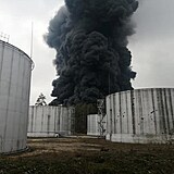 Hořící zásobárny ropy u Černihivu,
