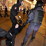 Moskevsk policie zasahuje proti ruskm demonstrantm.