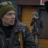 Ozbrojení civilisté hlídají předměstí Kyjeva.