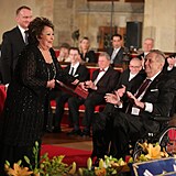 Herečka Jiřina Bohdalová získala vyznamenání od prezidenta Zemana. (7. března...