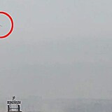 Záběry ukazují raketu, která zasáhla televizní věž během náletu, při němž při...