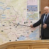Alexandr Lukašenko se během vysílání státní televize objevil před bojovou...