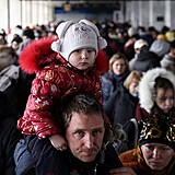 Lidé čekají na nástup do evakuačního vlaku z Kyjeva do Lvova na kyjevském...