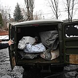 Ukrajinští policisté odklízejí těla lidí, kteří zahynuli při úterním ruském...