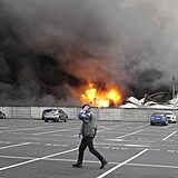 Hořící hangár po bojích o letiště Hostomel.