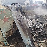 Trosky ruského vojenského letadla na okraji města Černihiv.