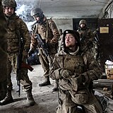 Ukrajinští vojáci si připravují techniku k odražení tankového útoku na pozice v...