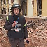 Reportérka CNN Prima News Darja Stomatová u zdemolované charkovské školy.