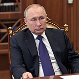 Vladimir Putin působí otekle a zesinale, všímají si lidé.