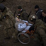 Když ukrajinští vojáci zrovna nebojují, pomáhají civilistům.