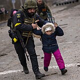 Ukrajinský voják během evakuace civilistů.