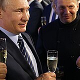 Prokremelsk modertor Vladimir Solovjov s ruskm prezidentem Vladimirem Putinem